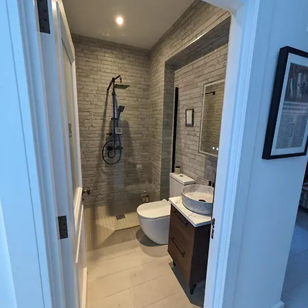 Trendy 2bd City Townhouse
