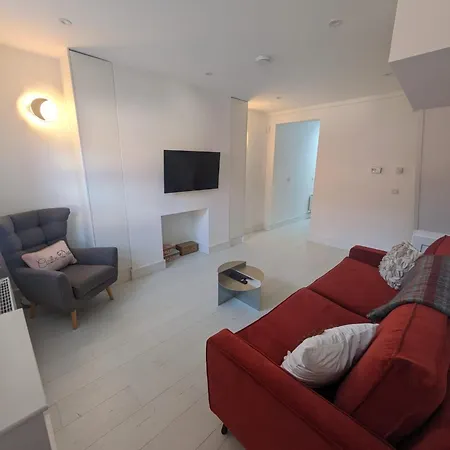 Trendy 2bd City Townhouse