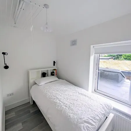 Trendy 2bd City Townhouse شقة